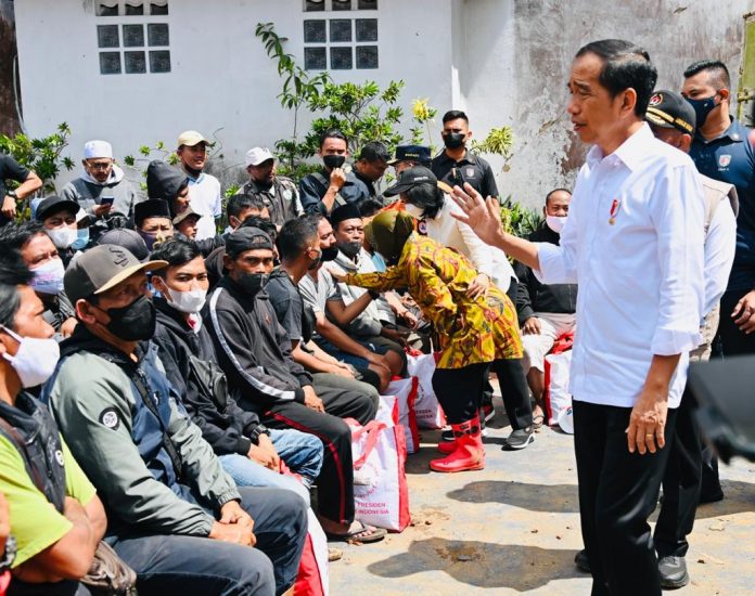 FOTO: Presiden Jokowi kembali meninjau langsung sejumlah lokasi terdampak gempa bumi di Kabupaten Cianjur, Provinsi Jawa Barat, Kamis (24/11/2022). (Foto: BPMI Setpres/Laily Rachev)