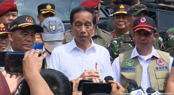 FOTO: Presiden RI Joko Widodo (Jokowi) beri keterangan Pers nya saat kembali meninjau langsung sejumlah lokasi terdampak gempa bumi dalam kunjungannya ke Kabupaten Cianjur, Provinsi Jawa Barat, pada Kamis (24/11/2022).