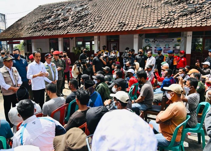 FOTO: Presiden Jokowi meninjau lokasi terdampak gempa di Jalan Mangunkerta, Kecamatan Cugenang, Kabupaten Cianjur, Kamis (24/11/2022) pagi. (Foto: BPMI Setpres/Laily Rachev)