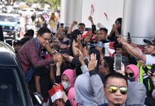 Tiba di Palu, Anies Baswedan Disambut Ribuan Pendukungnya FOTO: Emak-emak menyambut kedatangan mantan Gubernur DKI Jakarta Anies Baswedan. Kamis (24/11) (Properti Anies Baswedan)