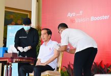 Presiden Ajak Masyarakat Vaksinasi Booster COVID-19 FOTO: Presiden Jokowi menerima vaksinasi COVID-19 penguat kedua di halaman Istana Kepresidenan Bogor, Jawa Barat, pada Kamis (24/11/2022). (Foto: BPMI Setpres/Laily Rachev)