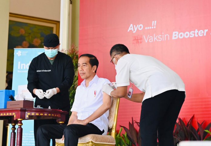 FOTO: Presiden Jokowi menerima vaksinasi COVID-19 penguat kedua di halaman Istana Kepresidenan Bogor, Jawa Barat, pada Kamis (24/11/2022). (Foto: BPMI Setpres/Laily Rachev)