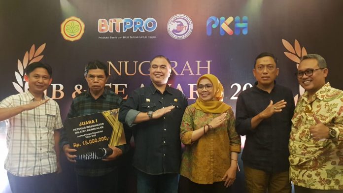 FOTO: Petugas Reproduksi Inseminator Bidang Peternakan dan Keswan Dinas Pertanian dan Ketahanan Pangan Kabupaten Bulukumba, Alimuddin Hajar, meraih Juara I Tingkat Nasional sebagai Petugas Inseminator Wilayah Inseminasi Buatan dan Kawin Alam.