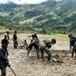 Bersama Warga, Prajurit Kostrad Siap Operasionalkan Bandara Di Pegunungan Papua FOTO: Personel Satgas Yonif Raider 321/GT/13/1 Kostrad Pos Yigi bersama Masyarakat Distrik Yigi gotong royong membangun dan membersihkan Bandara bertempat di Distrik Yigi, Kabupaten Nduga, Papua.