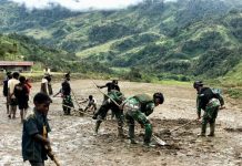 Bersama Warga, Prajurit Kostrad Siap Operasionalkan Bandara Di Pegunungan Papua FOTO: Personel Satgas Yonif Raider 321/GT/13/1 Kostrad Pos Yigi bersama Masyarakat Distrik Yigi gotong royong membangun dan membersihkan Bandara bertempat di Distrik Yigi, Kabupaten Nduga, Papua.