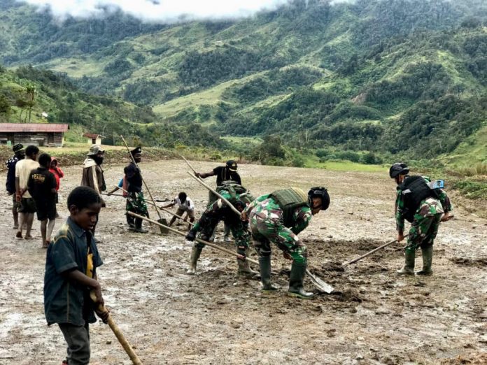 FOTO: Personel Satgas Yonif Raider 321/GT/13/1 Kostrad Pos Yigi bersama Masyarakat Distrik Yigi gotong royong membangun dan membersihkan Bandara bertempat di Distrik Yigi, Kabupaten Nduga, Papua.