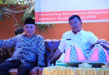 Legislator Pusat Samsu Niang: Jarang Ada Pemimpin Seperti Andi Utta FOTO: Anggota Komisi VIII DPR RI Samsu Niang dan Bupati Bulukumba Muchtar Ali Yusuf menghadiri monitoring percepatan penyerahan bantuan BLT BBM, bantuan sembako dan PKH di halaman Kantor Kepala Desa Darubiah, Kecamatan Bonto Bahari, Kamis, 24 November 2022.