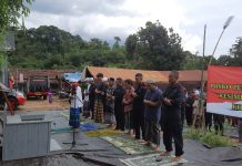 Polri Gelar Salat Jumat dan Salat Gaib Berjamaah di Lokasi Gempa Cianjur FOTO: Salat Jumat dan Salat Gaib berjamaah itu dilaksanakan di Posko Brimob IBC di Jalan Raya Cipanas-Cianjur. Jumat (25/11)