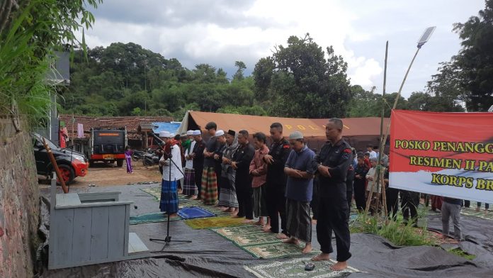 FOTO: Salat Jumat dan Salat Gaib berjamaah itu dilaksanakan di Posko Brimob IBC di Jalan Raya Cipanas-Cianjur. Jumat (25/11) 