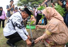 Gerakan Satu Siswa Satu Pohon Warnai Peringatan HGN di Bulukumba FOTO: Bupati Bulukumba Muchtar Ali Yusuf didampingi salah satu siswa menanam pohon peringati Hari Guru Nasional yang dipusatkan di halaman SMP Negeri 1 Bulukumba, Jumat, 25 November 2022.
