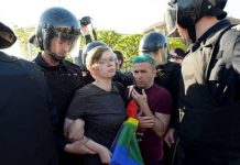 Kremlin akan Melarang semua Bentuk Propaganda Gay di Media, Melanggar Dikenakan Denda Rp 2,5 Miliar FOTO: Polisi Rusia saat membubarkan komunitas LGBT/Net
