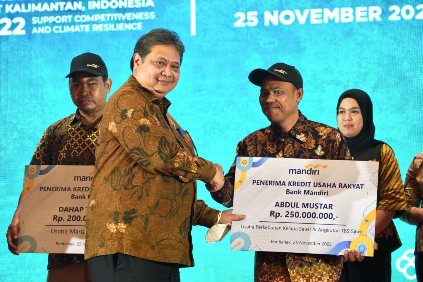 FOTO: Menteri Koordinator Bidang Perekonomian Airlangga Hartarto saat menyerahkan penyaluran KUR senilai Rp3,1 miliar secara simbolis kepada 10 debitur KUR di wilayah Pontianak. Jumat (25/11)