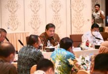 Airlangga Rakortas dan Bagikan KUR Senilai Rp3.1 miliar di Pontianak FOTO: Menteri Koordinator Bidang Perekonomian Airlangga Hartarto Memimpin Rapat Koordinasi Terbatas Tim Pengendalian Inflasi Pusat (TPIP) dan Tim Pengendalian Inflasi Daerah (TPID) di Pontianak, Kalimantan Barat, Jumat (25/11).