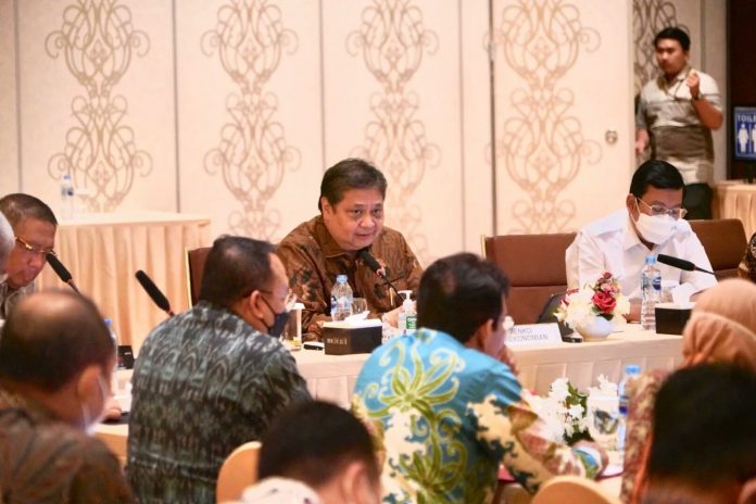 FOTO: Menteri Koordinator Bidang Perekonomian Airlangga Hartarto Memimpin Rapat Koordinasi Terbatas Tim Pengendalian Inflasi Pusat (TPIP) dan Tim Pengendalian Inflasi Daerah (TPID) di Pontianak, Kalimantan Barat, Jumat (25/11).