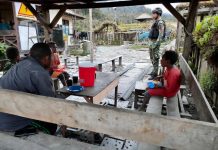 Berbagi Hal Kecil, Untuk Kebahagiaan Yang Besar FOTO: Satgas Yonif Raider 321/GT/13/1 Kostrad Pos Dal memberi warna baru kepada masyarakat di pegunungan tengah Papua. Distrik Mbua, Kabupaten Nduga, Papua (26/11/22).