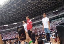 Relawan Teriak Tiga Periode, Jokowi Sambut dengan 3 Jari Foto: Presiden Jokowi menghadiri acara kumpul relawan pendukung dirinya di Stadion GBK, Senayan, Jakarta Pusat, Sabtu (26/11/2022). (Foto: Inilah.com/Diana Rizky)