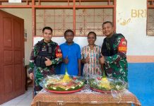 Hari Guru Nasional, Satgas Pamtas Yonif 132/BS Beri Kejutan Kepada Guru Diperbatasan Indonesia-PNG FOTO: Satgas Pamtas Yonif 132/BS Pos Muara Tami dan Pos Mosso memberikan surprise untuk guru-guru di SD Mosso Kampung Mosso, Distrik Muara Tami, Papua, Sabtu (26/11).