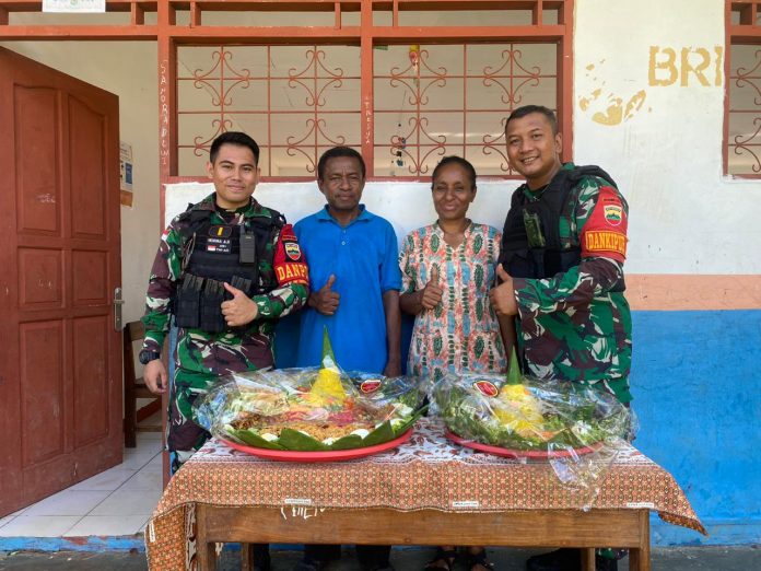 FOTO: Satgas Pamtas Yonif 132/BS Pos Muara Tami dan Pos Mosso memberikan surprise untuk guru-guru di SD Mosso Kampung Mosso, Distrik Muara Tami, Papua, Sabtu (26/11).