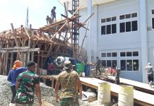 Personel Kodim 1715/Yahukimo Bantu Proses Pembangunan Gereja GKI Efratha di Jayapura FOTO: Puluhan Personel TNI dari Kodim 1715/Yahukimo melaksanakan karya bakti dengan membantu proses pembangunan Gereja GKI Efratha di Kampung Kayu Batu Distrik Jayapura Utara, Kota Jayapura, Jum’at (25/11).