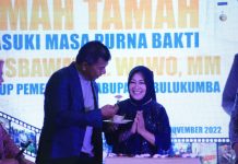 Sosok Misbawati Wawo di Mata Andi Utta: Dia tak Pernah Mengeluh FOTO: Asisten Administrasi Umum Setda Bulukumba Misbawati A Wawo bersama Bupati Bulukumba Muchtar Ali Yusuf saat ramah tamah di Ballroom Hotel Agri, Jumat, 25 November 2022.