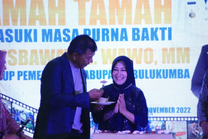 FOTO: Asisten Administrasi Umum Setda Bulukumba Misbawati A Wawo bersama Bupati Bulukumba Muchtar Ali Yusuf saat ramah tamah di Ballroom Hotel Agri, Jumat, 25 November 2022.