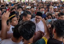 Tuhan Panjangkan Umur Mahathir Untuk Menyaksikan Anwar Ibrahim Menjadi PM Malaysia FOTO: Anwar Ibrahim saat menghadiri salat Jumat berjama'ah. Jumat (25/11)