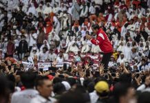 Digagas Ketua KADIN, Politisi PDIP: Beliau Presiden RI, Bukan Presiden Relawan FOTO: Presiden Joko Widodo saat menghadiri Silahturahmi akbar relawan Nusantara Bersatu di Stadion Utama Glora Bung Karno (GBK), Sabtu (26/11/2022).