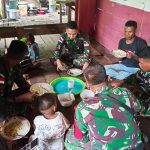 Satgas Pamtas Yonif 132/BS Mengunjugi Dapur Mama FOTO: Personel Pos Wambes melaksanakan kegiatan anjangsana dengan mendatangi rumah warga kurang mampu di Kp.Wambes, Distrik Maneem, Kab.Keerom, Papua. Pada hari Minggu (27/11).