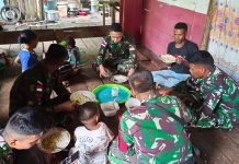 Satgas Pamtas Yonif 132/BS Mengunjugi Dapur Mama FOTO: Personel Pos Wambes melaksanakan kegiatan anjangsana dengan mendatangi rumah warga kurang mampu di Kp.Wambes, Distrik Maneem, Kab.Keerom, Papua. Pada hari Minggu (27/11).