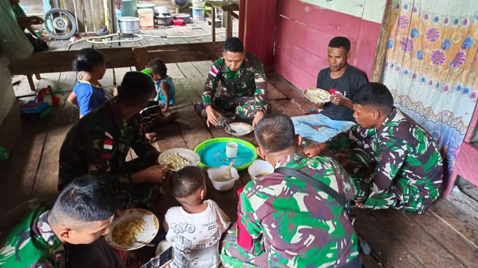 FOTO: Personel Pos Wambes melaksanakan kegiatan anjangsana dengan mendatangi rumah warga kurang mampu di Kp.Wambes, Distrik Maneem, Kab.Keerom, Papua. Pada hari Minggu (27/11).