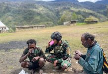 Duduk Ngopi Bersama, Satgas Kostrad Dengarkan dan Atasi Keluhan Warga Pengunungan Papua FOTO: Personel Satgas Yonif Raider 321/GT/13/1 Kostrad Pos Kotis Mbua minum kopi bersama warga di Distrik Mbua, Kabupaten Nduga, Papua. Minggu (27/11/22).