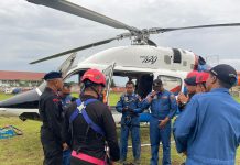 Gunakan Helikopter dan Drone, Polri Sisir Lokasi Desa yang Terisolir FOTO: Koordinator Tim SAR Vertical Rescue Satlat Korps Brimob, Kombes Pol Rantau Isnur Eka menjelaskan tim khusus. Sabtu (26/11/2022).
