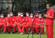 Presiden Jokowi Serahkan Bonus Bagi Atlet ASEAN Paragames XI 2022 FOTO: residen Jokowi memberikan bonus kepada para atlet ASEAN Paragames XI Surakarta Tahun 2022, di halaman depan Istana Merdeka, Jakarta, Senin (28/11/2022) pagi. (Foto: Humas Setkab/Agung)