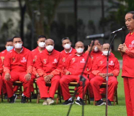 Presiden Jokowi Serahkan Bonus Bagi Atlet ASEAN Paragames XI 2022 FOTO: residen Jokowi memberikan bonus kepada para atlet ASEAN Paragames XI Surakarta Tahun 2022, di halaman depan Istana Merdeka, Jakarta, Senin (28/11/2022) pagi. (Foto: Humas Setkab/Agung)