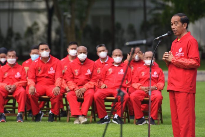 FOTO: residen Jokowi memberikan bonus kepada para atlet ASEAN Paragames XI Surakarta Tahun 2022, di halaman depan Istana Merdeka, Jakarta, Senin (28/11/2022) pagi. (Foto: Humas Setkab/Agung)