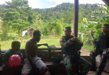 Satgas Pamtas Yonif 132/BS Melaksanakan Anjangsana ke Desa Uskuar FOTO: Satgas Pamtas Yonif 132/Bima Sakti Pos Km 76 melaksanakan anjangsana ke rumah masyarakat Kp.Uskuar, Distrik Mannem, Kab. Keerom, Papua. Pada hari Senin (28/11).