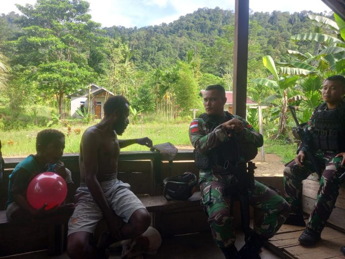 FOTO: Satgas Pamtas Yonif 132/Bima Sakti Pos Km 76 melaksanakan anjangsana ke rumah masyarakat Kp.Uskuar, Distrik Mannem, Kab. Keerom, Papua. Pada hari Senin (28/11).