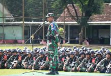 Latsiap Pratugas, Danbrigif MR 6 Kostrad Berikan Jam Pimpinan Kepada Prajurit Yonif MR 411 Kostrad FOTO: Komandan Brigade Infanteri (Danbrigif) Mekanis Raider 6/TSB/2 Kostrad Kolonel Inf Andrian Siregar, S.I.P., M. Han., memberikan Jam Pimpinan kepada Prajurit Yonif Mekanis Raider 411/Pandawa Kostrad di Lapangan Kurusetra, Markas Yonif Mekanis Raider 411/Pandawa Kostrad, Jalan Veteran No.01 Kota Salatiga, Senin(28/11/2022).