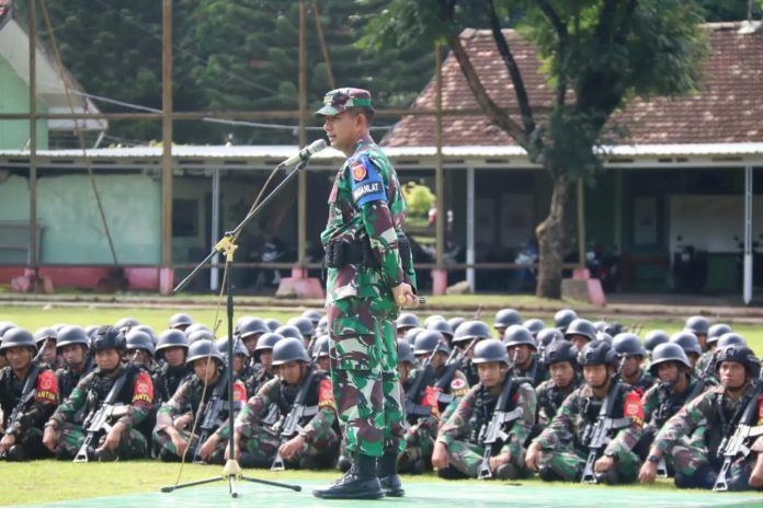 FOTO: Komandan Brigade Infanteri (Danbrigif) Mekanis Raider 6/TSB/2 Kostrad Kolonel Inf Andrian Siregar, S.I.P., M. Han., memberikan Jam Pimpinan kepada Prajurit Yonif Mekanis Raider 411/Pandawa Kostrad di Lapangan Kurusetra, Markas Yonif Mekanis Raider 411/Pandawa Kostrad, Jalan Veteran No.01 Kota Salatiga, Senin(28/11/2022).