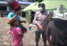 Rumahnya Hancur Akibat Gempa, Polwan Bhabinkamtibmas Tetap Jalani Tugas Layani Masyarakat FOTO: Aiptu Reni Triyani Bhabinkamtibmas Polsek Cianjur, Polres Cianjur, Jawa Barat tetap menjalankan tugas kedinasannya ditengah bencana gempa bumi.