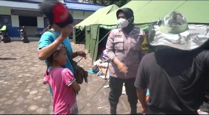 FOTO: Aiptu Reni Triyani Bhabinkamtibmas Polsek Cianjur, Polres Cianjur, Jawa Barat tetap menjalankan tugas kedinasannya ditengah bencana gempa bumi.