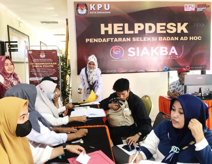 FOTO: KPU Kota Makassar saat menerima pendaftaran calon Panitia Pemilihan Kecamatan (PPK) di 15 Kecamatan. Senin (28/11)