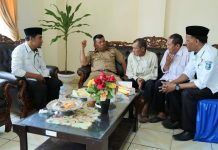 Setelah Tertunda Dua Tahun, Akhirnya Sang Pelinggis Tebing Samsu Akan Berangkat Umrah FOTO: Pelinggis Tebing saat menemui Bupati Bulukumba mendapat hadiah umrah atau uang tunai dari Lembaga Amil Zakat (LAZ) Bank Syariah Indonesia (BSI).