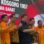 Tersiar Kabar Ridwan Kamil Bakal Bergabung ke Partai Golkar FOTO: Hasil tangkap layar Gubernur Jawa Barat, Ridwan Kamil bersama Ketua Umum Partai Golkar Airlangga Hartarto dan Agung Laksono diacara Kosgoro 1957