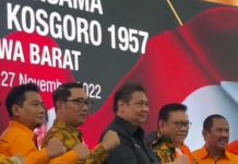 Tersiar Kabar Ridwan Kamil Bakal Bergabung ke Partai Golkar FOTO: Hasil tangkap layar Gubernur Jawa Barat, Ridwan Kamil bersama Ketua Umum Partai Golkar Airlangga Hartarto dan Agung Laksono diacara Kosgoro 1957