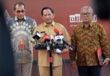 Mendagri: Pelantikan Kepala Daerah Terpilih Gelombang Pertama Dilantik 1 Januari 2025 FOTO: Mendagri Tito Karnavian, Wamenkumham Eddy Hiariej, dan Marcus Priyo Gunarto memberikan keterangan pers usai mengikuti Ratas di Kantor Presiden, Jakarta, Senin (28/11/2022). (Foto: Humas Setkab?Rahmat)