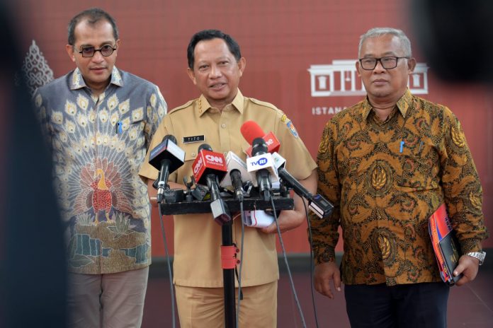 FOTO: Mendagri Tito Karnavian, Wamenkumham Eddy Hiariej, dan Marcus Priyo Gunarto memberikan keterangan pers usai mengikuti Ratas di Kantor Presiden, Jakarta, Senin (28/11/2022). (Foto: Humas Setkab?Rahmat)