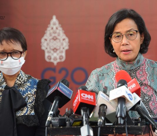 Menkeu Sri, Mulai 1 Januari 2023 Cukai Rokok Naik FOTO: Menkeu Sri Mulyani dan Menlu Retno Marsudi memberikan keterangan pers usai Ratas mengenai Evaluasi Pelaksanaan KTT G20, di Jakarta, Senin (28/11/2022) siang. (Foto: Humas Setkab/Agung)