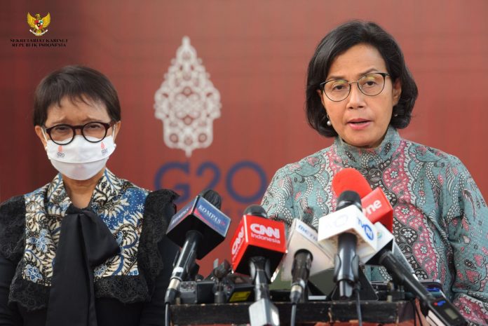 FOTO: Menkeu Sri Mulyani dan Menlu Retno Marsudi memberikan keterangan pers usai Ratas mengenai Evaluasi Pelaksanaan KTT G20, di Jakarta, Senin (28/11/2022) siang. (Foto: Humas Setkab/Agung)