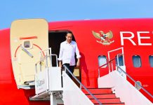 Ke Kalbar, Presiden Hadiri Temu Akbar Pasukan Merah Suku Dayak FOTO: Presiden Joko Widodo saat tiba di Bandar Udara Internasional Supadio. Selasa, (29/11)